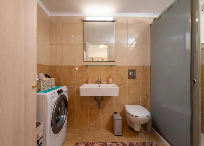 Wave 1 Min Walk To Near Center