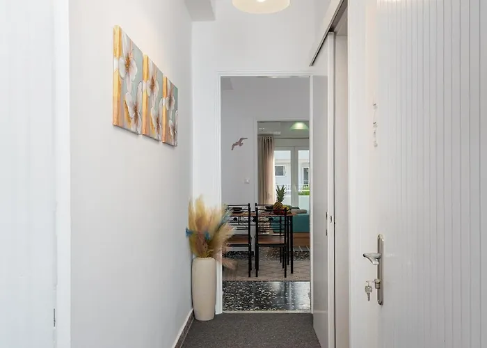 Wave 1 Min Walk To Near Center