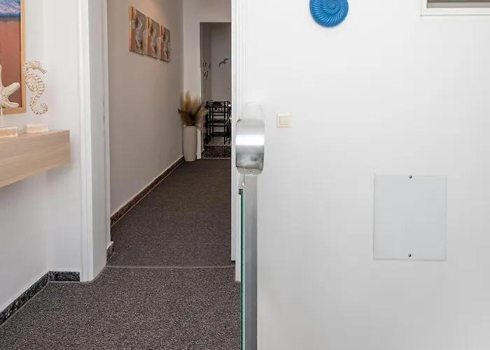 Wave 1 Min Walk To Near Center