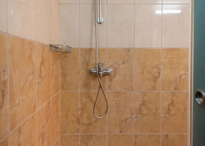 Wave 1 Min Walk To Near Center