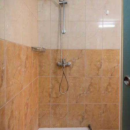 Wave 1 Min Walk To Near Center