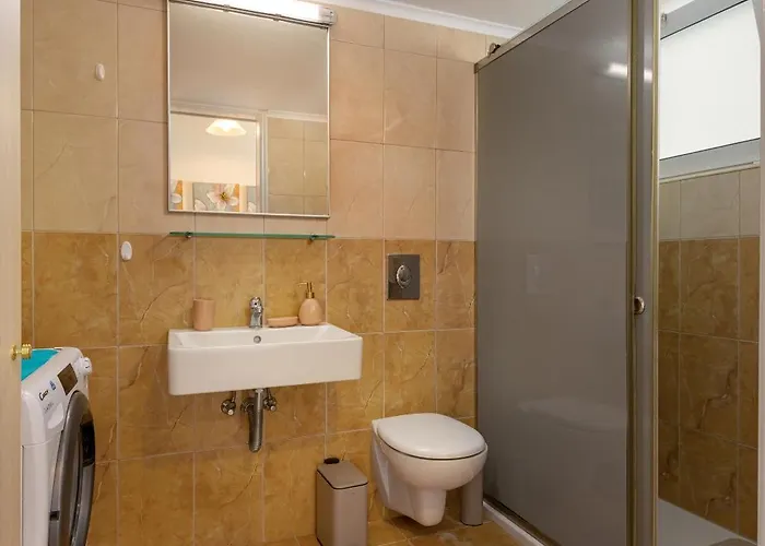 Wave 1 Min Walk To Near Center Apartment *