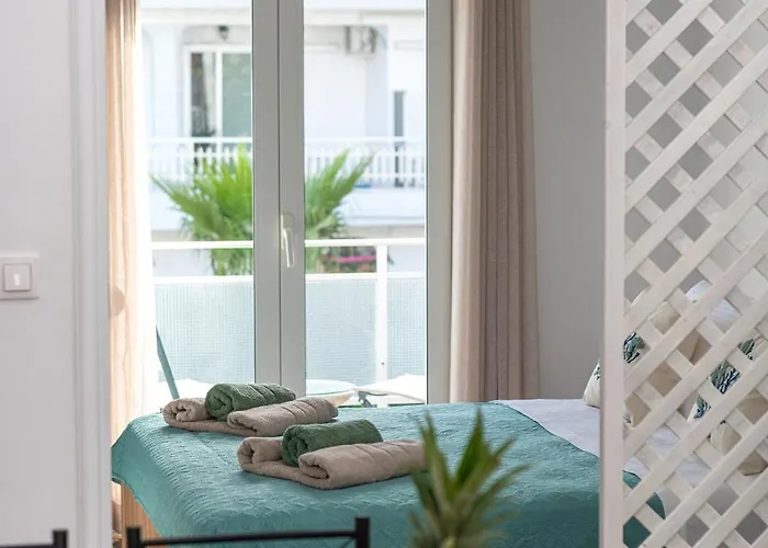 Wave 1 Min Walk To Near Center Apartment *